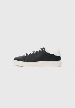 Sneaker in pelle nera con accenti bianchi, punta rotonda, suola piatta e lacci frontali. Presenta un logo del marchio impresso di lato.