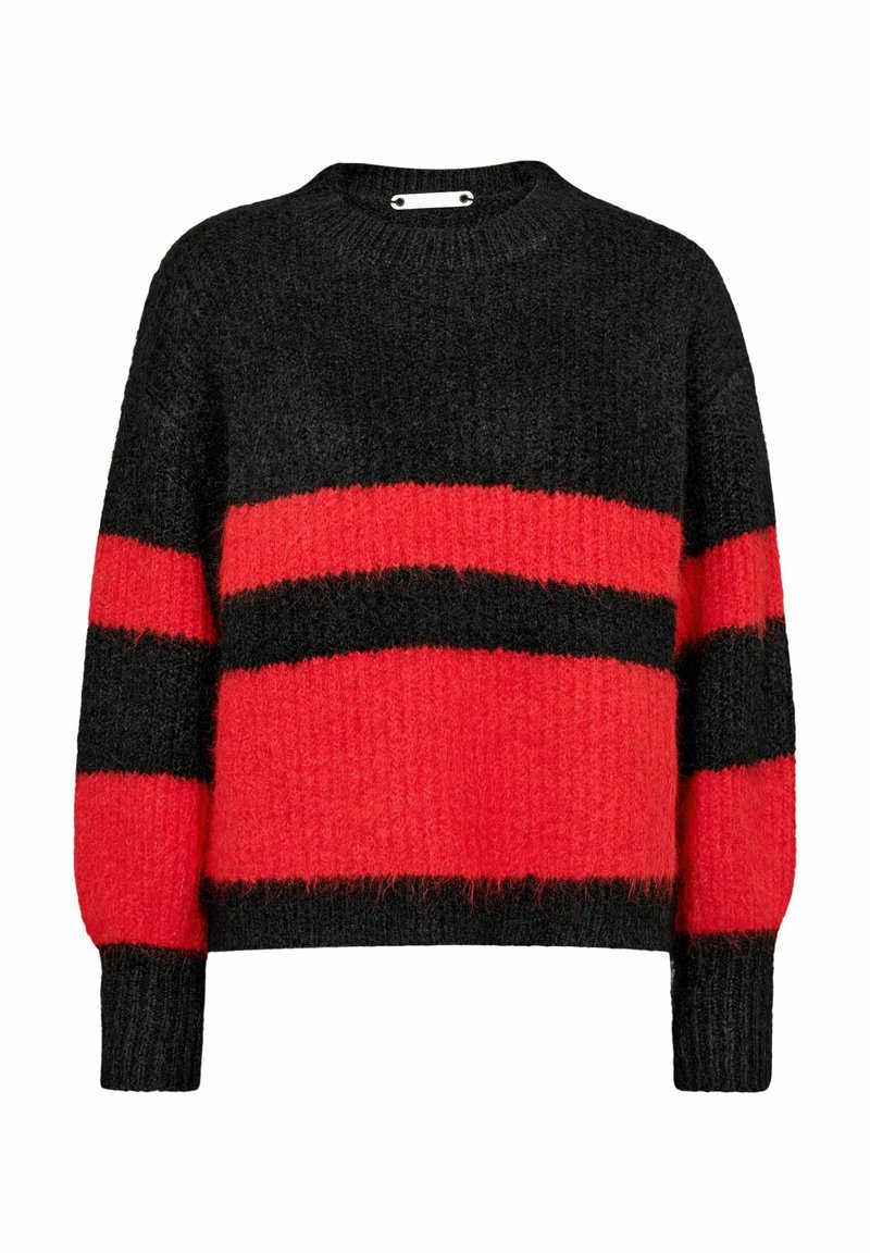 Pull en mailles épaisses noir avec des rayures horizontales rouges et noires audacieuses, présentant un col rond et des manches longues légèrement puffées.