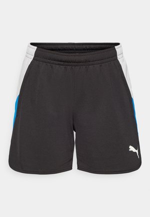 Zwarte sportshorts met een blauwe accent aan de zijkant, elastische tailleband en wit Puma-logo rechtsonder. Lichtgewicht stof.