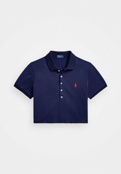Tamsiai mėlynas trumpas polo marškinėlis, pagamintas iš medvilnės, su klasikinėmis apykaklėmis, trimis mygtukais per visą ilgį ir mažuoju raudonu arkliuku krūtinėje.
