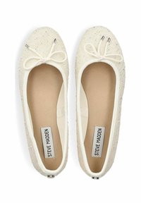 Ballerine in tessuto bianco sporco, con tomaia lavorata decorata con piccole perle trasparenti e un fiocco, un interno imbottito e dettaglio del logo.