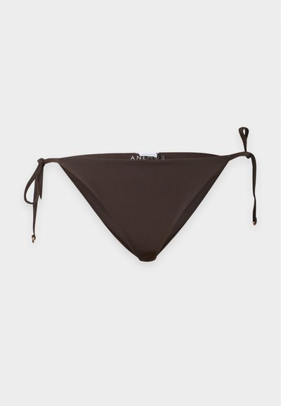 Bas de bikini marron foncé avec liens latéraux et une petite étiquette blanche portant le nom de la marque "ANEMOS" au centre devant.