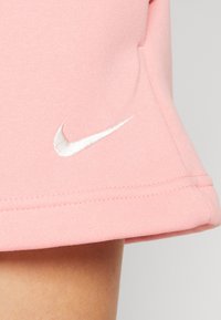 Nike Sportswear SPORTSWEAR PHOENIX FLEECE - Kratke hlače - coral chalk/sail