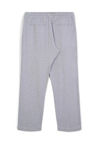 Graue Baumwollhose mit lockerer Passform, ausgestattet mit einem elastischen Bund und zwei Gesäßtaschen. Der Stoff hat eine weiche, glatte Textur.