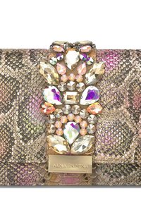 Clutch de piel de serpiente en tonos dorados y rosas, con un cierre joyado que presenta rhinestones de varios colores y una placa con el logo en dorado.