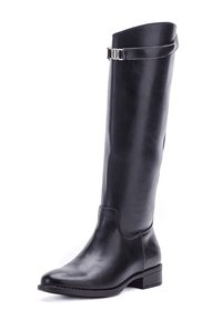 Botte en cuir noire jusqu'au genou avec un petit talon et une sangle décorative avec une boucle en argent près du haut.