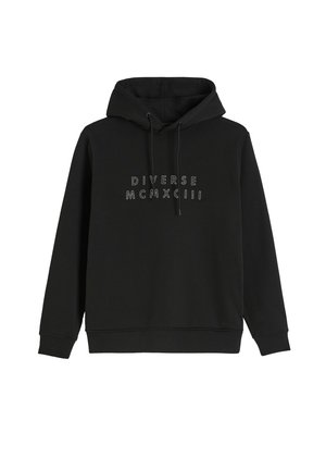 Czarna bluza z kapturem z troczkami, z napisem "DIVERSE MCMXCIII" w kontrastującym kolorze na wysokości klatki piersiowej. Miękka tkanina i ściągacze przy mankietach.