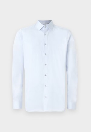 Chemise à manches longues bleu clair avec un col pointu, fermeture à boutons à l'avant et texture lisse. Présente des accents de boutons argentés sur le plastron.