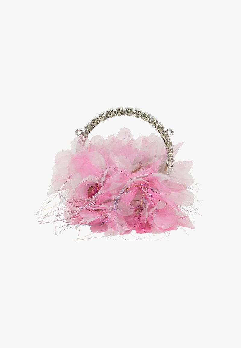 Borsa floreale rosa realizzata con petali sovrapposti, dotata di un manico argentato impreziosito da gemme e fibre metalliche sparse per un effetto tattile aggiunto.