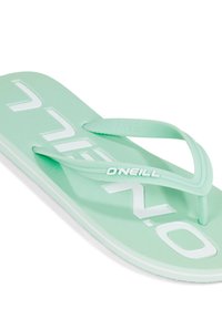 Mintt vihreä flip-flop, jossa on teksturoitu pohja, valkoinen logo ja PVC-vapaat hihnat. Tasainen muotoilu, jossa on hieman kohotettu reuna.