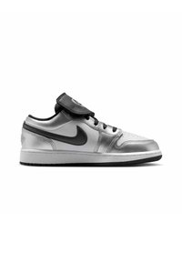Χαμηλό sneaker Nike σε ασημί και μαύρο με μαύρο σήμα, μαύρα κορδόνια και μαύρο λουρί πάνω από τη γλώσσα, εμφανιζόμενο από την εξωτερική πλευρά.