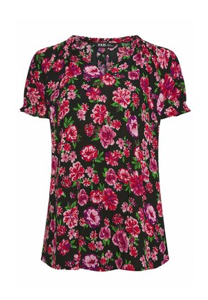Blusa negra de manga corta con estampado floral en rojo, rosa y púrpura, escote con volantes y ligeros volantes en las mangas.