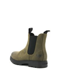 Stivale Chelsea in pelle verde oliva con pannelli laterali elastici, linguetta di tassello e suola in gomma nera. Presenta un accento con logo sul tallone.