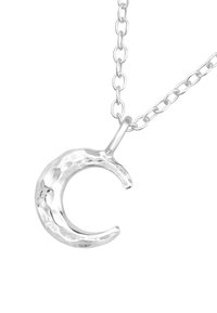 Zilveren maanvormige hanger met hamerslagtextuur, hangend aan een ketting met schakels. Heeft een gepolijste, reflecterende oppervlakte.