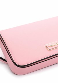 Rosa synthetische Handtasche mit strukturiertem Finish, schwarzen Akzenten und goldenen Beschlägen. Verfügt über eine rechteckige Form und einen Klappenverschluss.