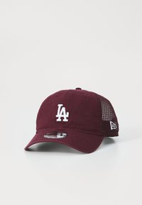 Cappello bordeaux con logo "LA" ricamato in bianco. Presenta una parte anteriore solida e pannelli posteriori in rete. Visiera curva, texture in tessuto su tutta la superficie.