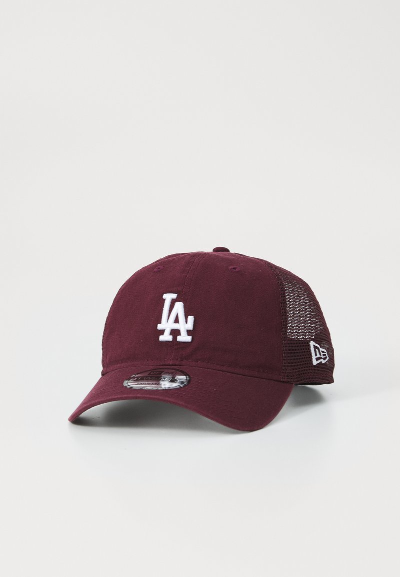 Cappello bordeaux con logo "LA" ricamato in bianco. Presenta una parte anteriore solida e pannelli posteriori in rete. Visiera curva, texture in tessuto su tutta la superficie.