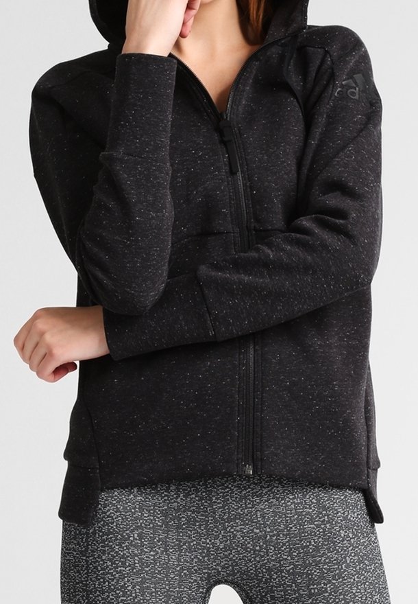 Sweatshirt noir à fermeture éclair avec capuche, réalisé en tissu texturé avec des motifs mouchetés. Doté d'une fermeture éclair frontale et d'une silhouette ajustée.