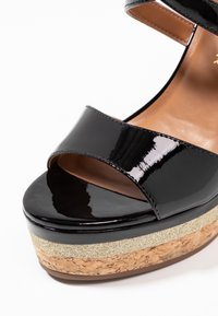 Kurt Geiger London Sandály na vysokém podpatku - black