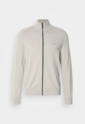 Hellgrauer Reißverschluss-Pullover mit hohem Kragen, gerippten Bündchen und Saum, ausgestattet mit einem dezenten Logo auf der Brust und einem kontrastierenden schwarzen Reißverschluss.