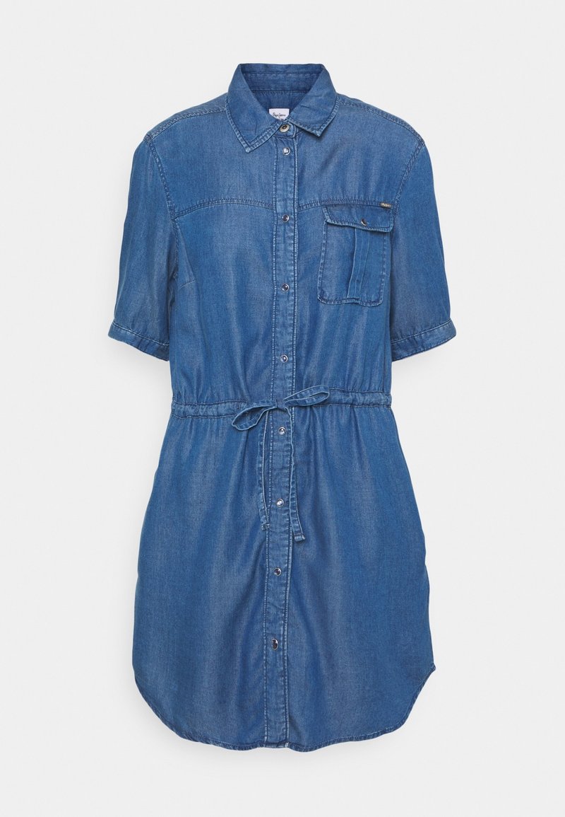 Robe chemise en denim bleu à manches courtes avec col, boutonnage sur le devant, poche poitrine et ceinture ajustable à nouer sur fond blanc.