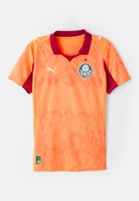 Oranžna športna majica z maroon detajli, kratkimi rokavi, ovratnikom in logotipom. Ima teksturiran vzorec po celotni tkanini.