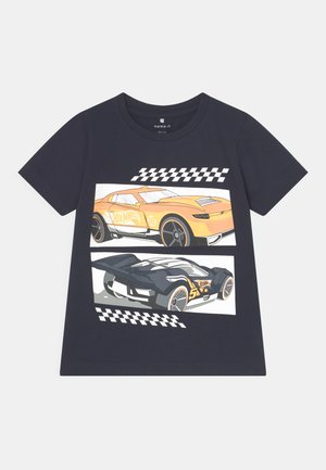 NMMMOTTO VAN DER ERVE HOT WHEELS - Print T-shirt - dark sapphire