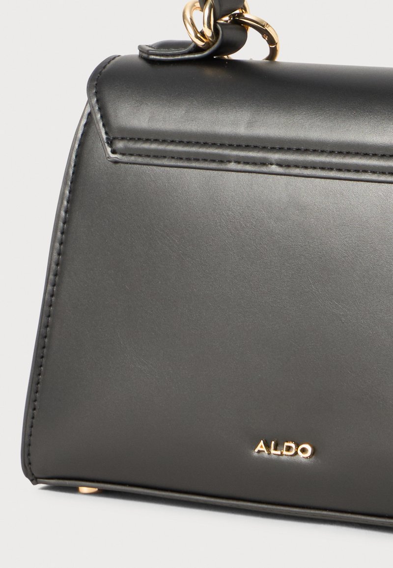Schwarze Lederhandtasche mit elegantem rechteckigem Design, goldenen Hardware-Akzenten und eingeprägtem Logo, glatter Textur und strukturiertem Shape.