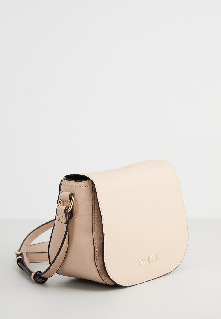 Sac à bandoulière Valentino en cuir, beige avec un rabat, sangle réglable, quincaillerie dorée, texture lisse, logo embossé à l'avant.