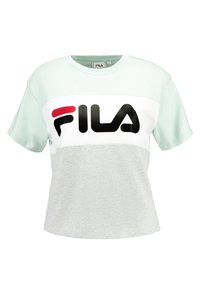 Camiseta de manga corta con bloques de color que presenta secciones en verde menta, blanco y gris, con un destacado logo de FILA en negro y rojo en la parte frontal.