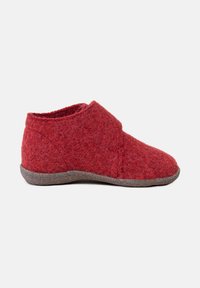 Rode vilten pantoffel met een ronde neus, zachte textuur en een lage uitsnijding. Bruine rubberen zool met subtiele details langs de randen.