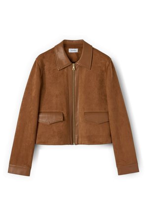 Bruine suède jas met leren kraag, manchetten, voorste rits en twee voorflapzakken op een witte achtergrond.