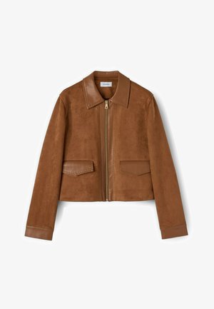 Bruine suède jas met leren kraag, manchetten, voorste rits en twee voorflapzakken op een witte achtergrond.