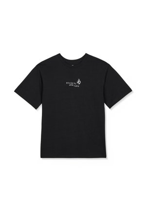 T-shirt noir à manches courtes avec petit texte blanc et logo sur la poitrine indiquant "NOWHERE ~HAN~ HORSE" et un emblème géométrique au-dessus.