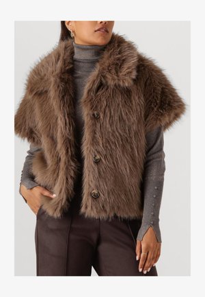 Nep bont vest in bruin met een brede kraag, vier knopen sluiting en zijzakken. Draagt over een grijze coltrui met knoopmanchetten.