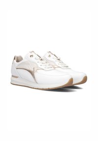 Witte sport schoenen met metallic gouden accenten, gestructureerde stoffen delen, vetersluiting en een gevoerde zool voor comfort.