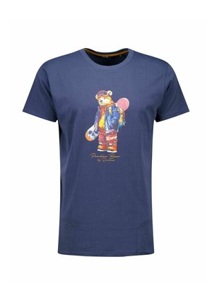 T-shirt bleu marine avec un graphique d'ours portant des vêtements d'hiver et des lunettes, tenant un snowboard ; le texte indique "Powder Bear by Deluxe."