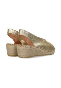 Espadrillas con zeppa in metallo dorato, con retro arricciato e suola intermedia avvolta in juta. Texture liscia e design con punta arrotondata.