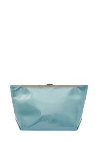 Tyrkysová patentní kožená kabelka s kovovým zlatým zapínáním, obdélníkový tvar, hladká textura, s jemným detailním logem na přední straně.