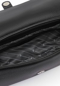 Schwarze, strukturiertes Leder-Clutch mit magnetischem Verschluss. Das Innere verfügt über ein gestreiftes Stofffutter in Grau mit feinen weißen Streifen.