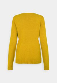 Senapsgul stickad tröja, rundad halsringning, långa ärmar, ribbat fåll och manschetter, slät textur, enkel design, inga mönster eller utsmyckningar.