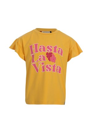Geel shirt met korte mouwen met roze tekst "Hasta La Vista" en twee roze bloemen aan de voorkant, met gerimpelde mouwen.