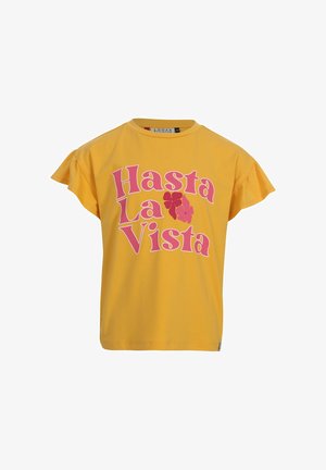 Geel shirt met korte mouwen met roze tekst "Hasta La Vista" en twee roze bloemen aan de voorkant, met gerimpelde mouwen.
