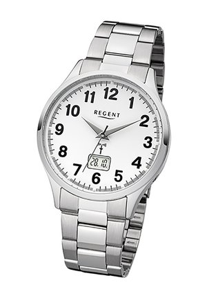 Montre en acier inoxydable avec un cadran rond blanc, de grands chiffres noirs, un affichage numérique de la date et un bracelet en métal maillé.
