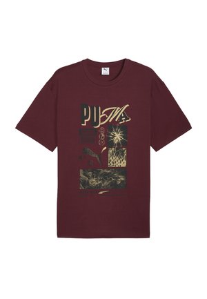 Mørkerød Puma T-shirt med guld- og sort grafisk tekst og billeder, herunder "PUMA," en silhuet af en puma og abstrakte mønstre.