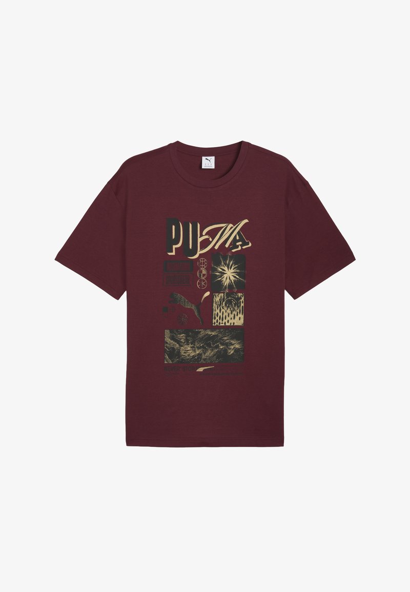 Bordeauxfarbene Puma-T-Shirts mit grafischem Text und Bildern in Gold und Schwarz, einschließlich "PUMA", einer Puma-Silhouette und abstrakten Mustern.