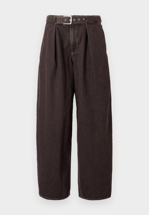 Παντελόνι ψηλόμεσο, καφέ σκούρο, με φαρδιά μπατζάκια, εμπρός πιέτες και ενσωματωμένη ζώνη στο ίδιο χρώμα με ασημένια αγκράφα.