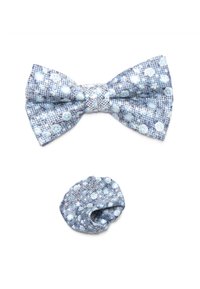 Fliege und passendes Stoffscrunchie in einem hellblauen Farbton, mit einem floralen Muster in verschiedenen Blautönen auf einem strukturierten Hintergrund.