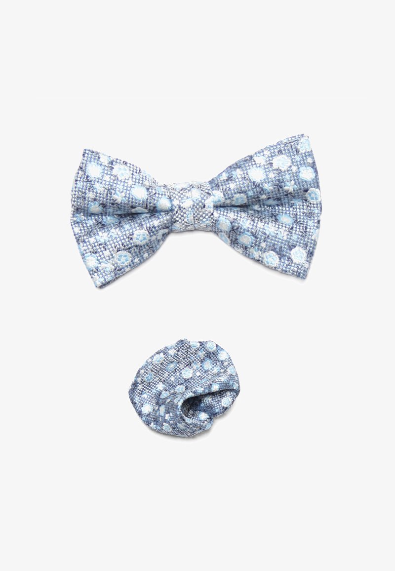 Fliege und passendes Stoffscrunchie in einem hellblauen Farbton, mit einem floralen Muster in verschiedenen Blautönen auf einem strukturierten Hintergrund.