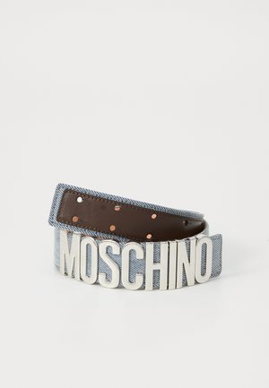 Kārtots džinsa jostas ar brūnu ādas apakšpusi un lieliem sudraba burtiem, kas raksta "MOSCHINO" uz priekšpuses.
